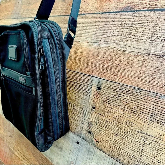 Tumi Alpha 2 FXT Black Organizer Travel Tote Shoulder Crossbody Bag - Picture 4 of 16